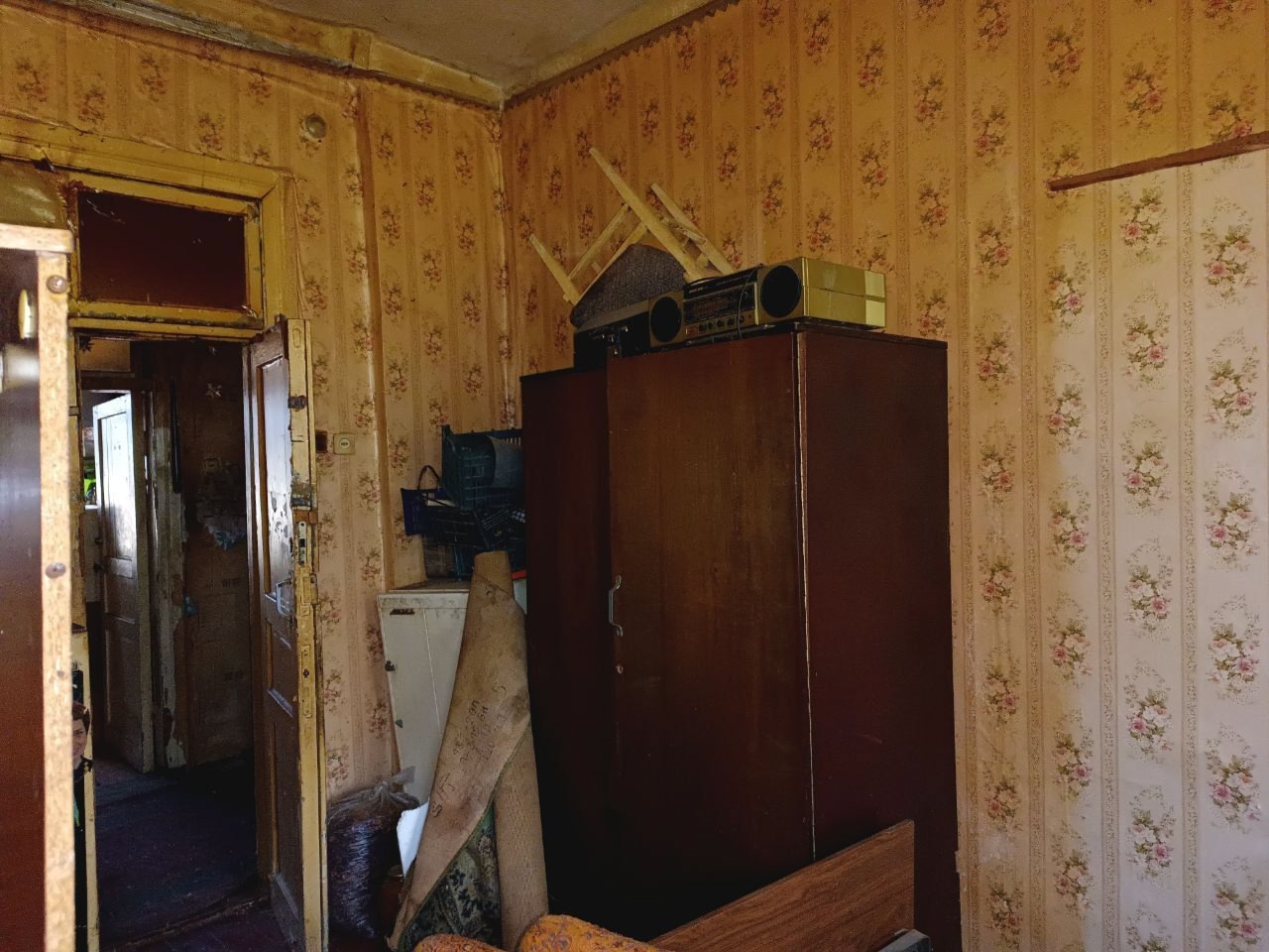 Продам комнату 20 кв.м., в коммунальной 3-х комнатной квартире на ул. Лутугинской ( р-н магазина "Луганские деликатесы") 1/5 эт., кирпичный дом, теплая, под ремонт, общая кухня 7 кв.м., ванна, туалет. Тихое место, хорошие соседи. . Цена 900 000₽. Тел. +7959 505 37 17 Елена....