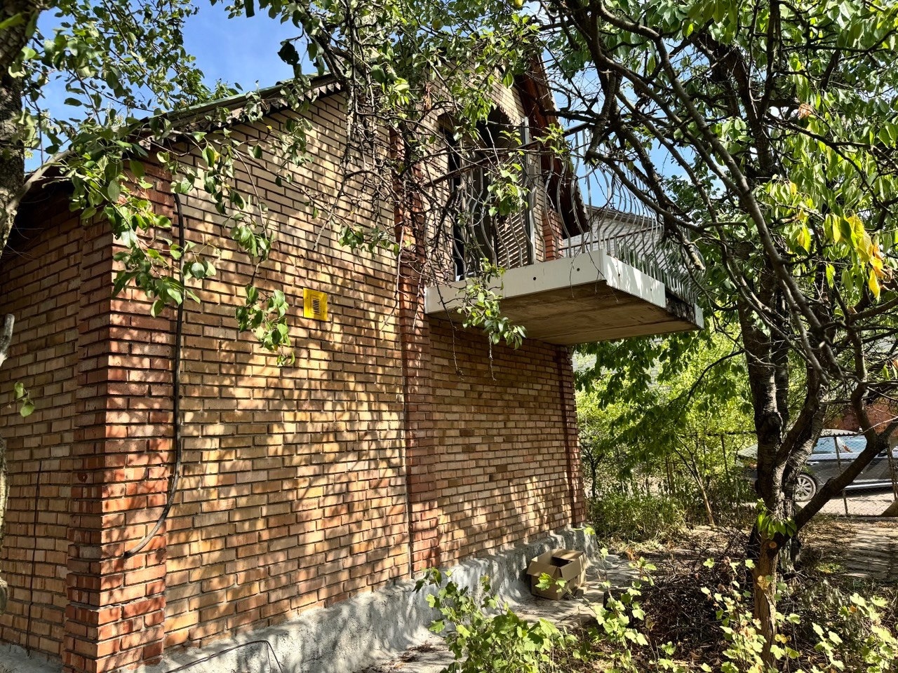 Продам Дом в Ленинском районе, (ориентир Кирша) Дом кирпичный, общая площадь 120 кв.м В доме установлен камин, бочки для накопления воды, вода есть круглосуточно. Территория 5 соток, земля приватизирована. До водоема Кирша 5 минут ходьбы. 2.490000₽ Тимур +79493855658...