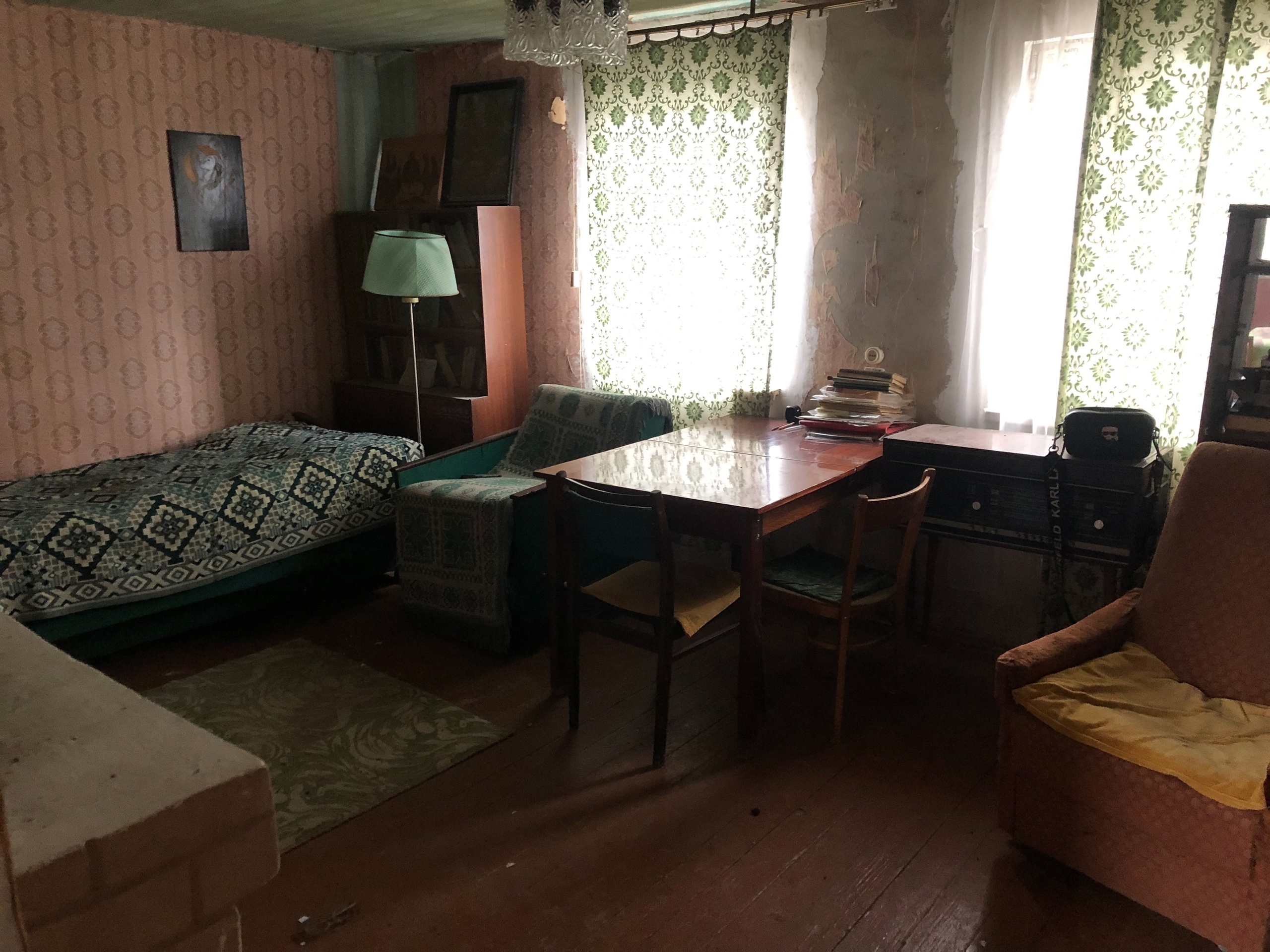 г. Алчевск Продаётся 2-х этажная дача на Исаковском водохранилище в обществе "СНТ Химик-2". В доме 3 комнаты, МП окна, со стороны участка на окнах решетки, печное отопление, камин, скважина, свет. На территории дачи имеются хоз.постройки: туалет, сарай, летний душ, заезд под машину. Ухоженный участо...