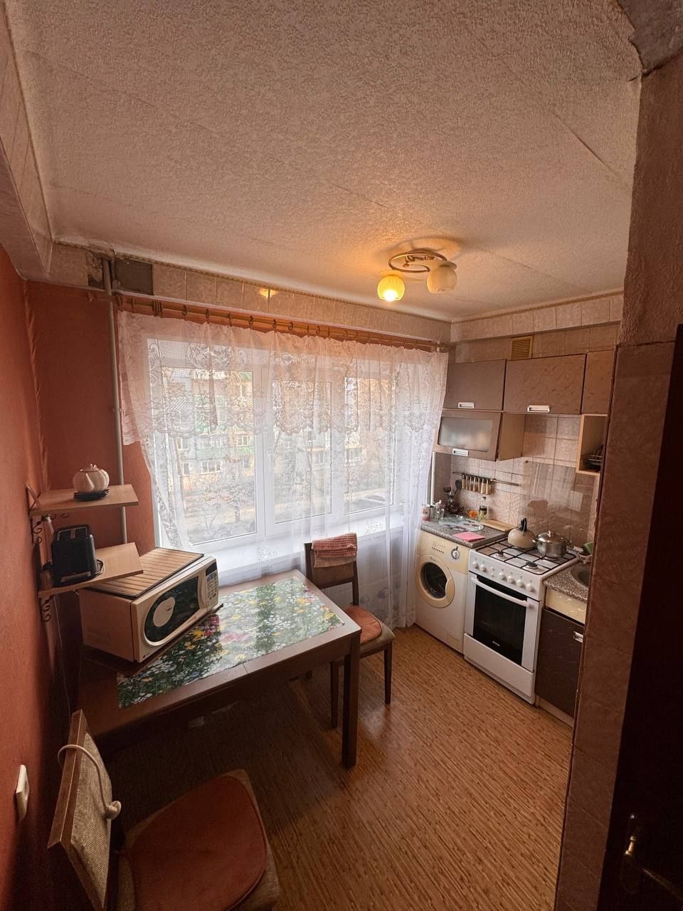 Продаётся в Луганске 2-х комнатная квартира (кв. Ватутина) ✅4 этаж 5-ти этажного дома ✅44 кв.м ✅комнаты изолированны ✅не угловая ✅кондиционер ✅Балкон застеклен ✅Состояние жилое ✅санузел совместный ✅новый бойлер ✅Отличная транспортная развязка ✅Рядом школы, садик,маш.институт, супермаркет, магазины ✅, хозяин в...