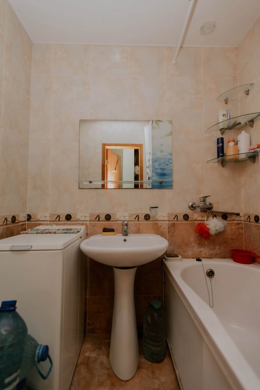 Продаётся 2-комнатная квартира в «Сталинке» 🏠 Основные параметры: Общая площадь: 67 м² Площадь кухни: 12 м² Этаж: 1/4 Собственность: документы РФ Прописка: нет Долги: отсутствуют (оплачиваются при сделке) ✅ Ремонт и особенности: Высокие потолки 3 м Автономное отопление Тёплый пол в ванной и коридоре Раздельны...