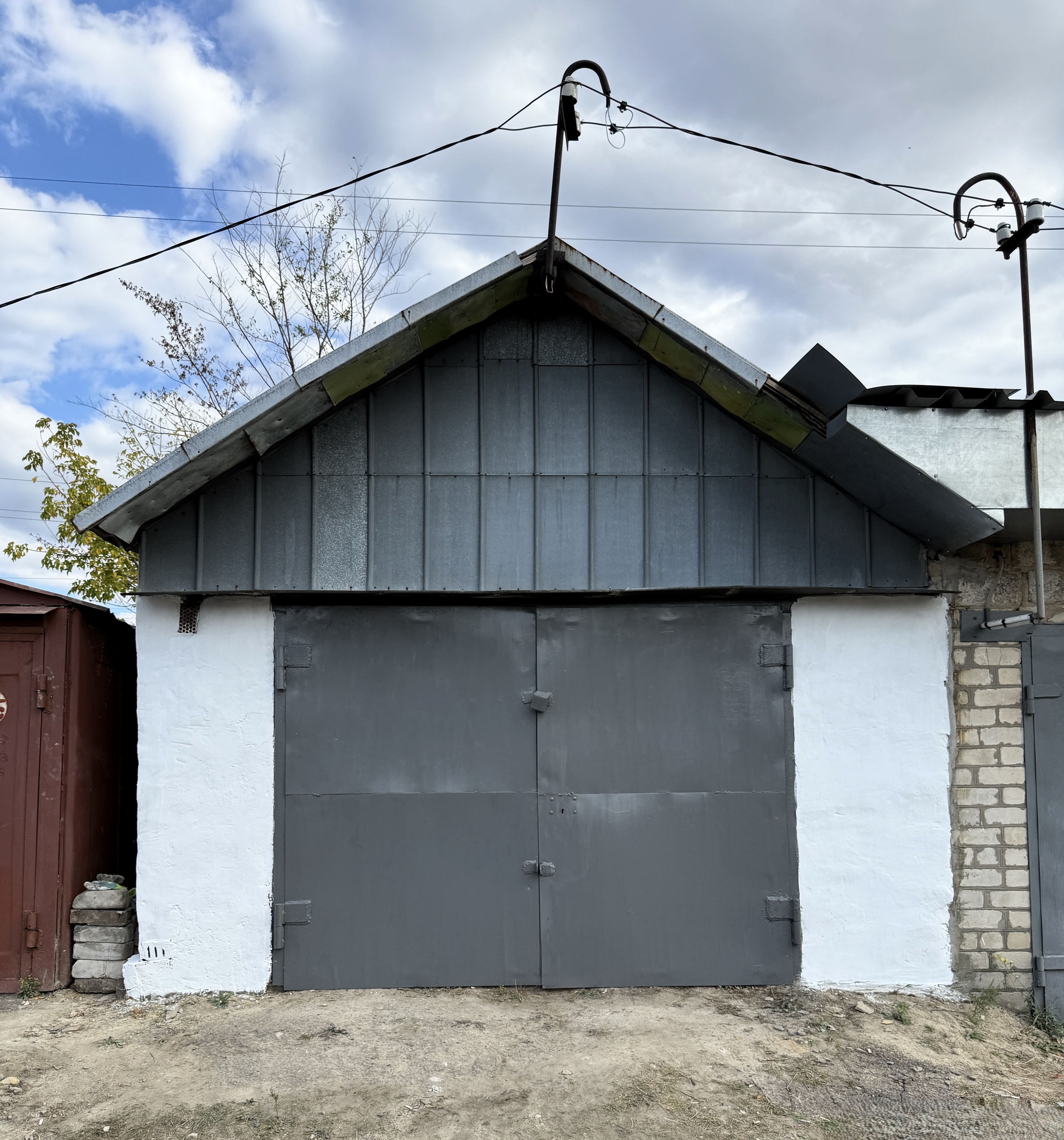 Продам гараж: в Кооперативе " Донбасс ", кв. Южный - Удобное расположение: 1-й ряд, центральная улица, широкий заезд с перекрёстка — легко развернуться и подъехать. - Большой капитальный гараж 8м. со смотровой ямой, подвалом и чердаком. Крыша сухая, всё в порядке. Нюансов Нет - Сделан ремонт, Чистый...