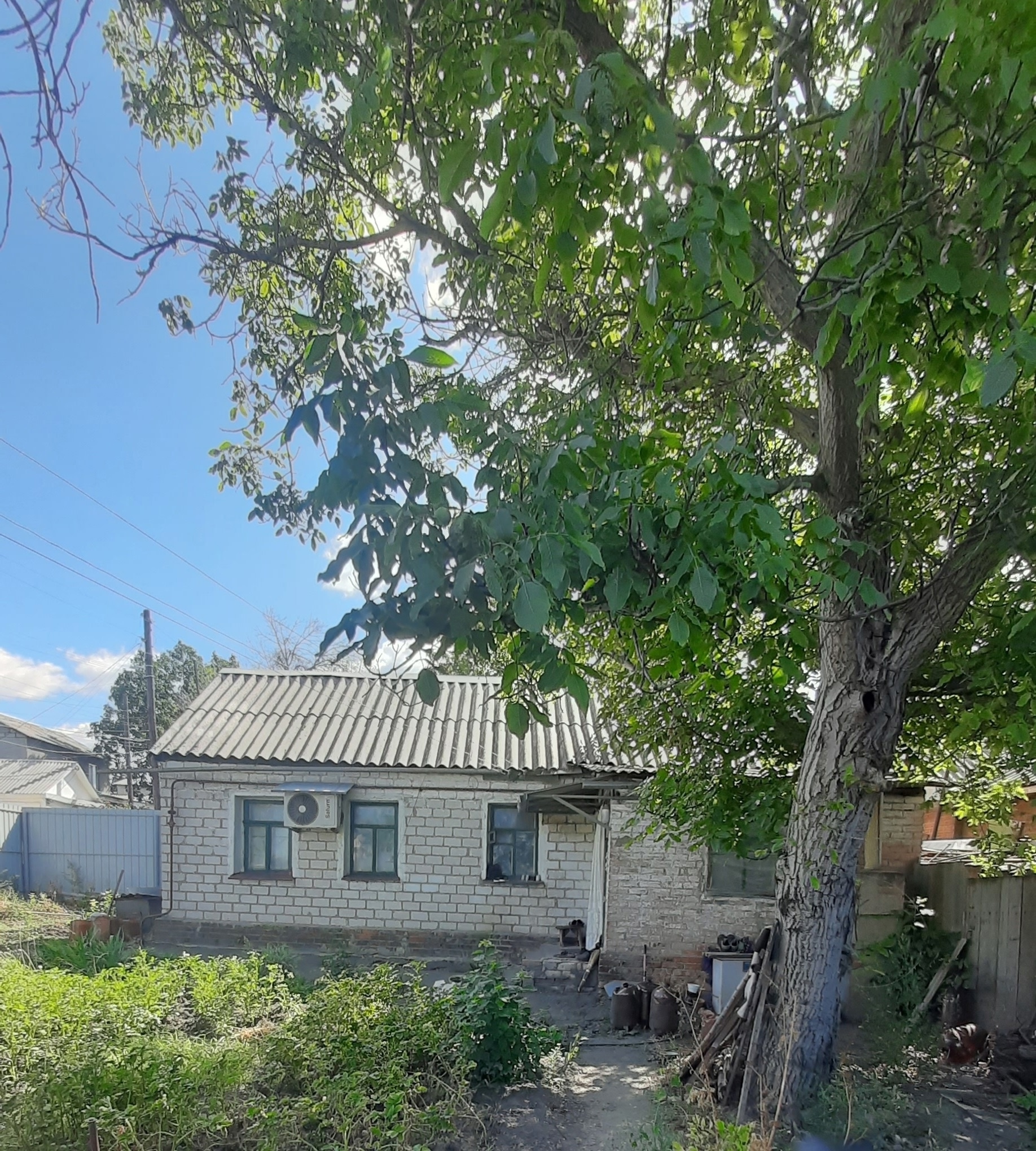 Продаам в Луганске домостоение (по ЦЕНЕ 1 комнатной квартиры !) ✅Центральная часть города р-н 11 поликлиники ( ул. 2-я Славянская ) ✅ Сам флигель в хорошем состоянии ,но внутри требуется ремонт! ✅ обложен кирпичом ✅ Общая площадь 40 кв.м ✅ 2 жилые комнаты +,кухня ✅ сан.узел в доме (туалет и душевая кабинка )...