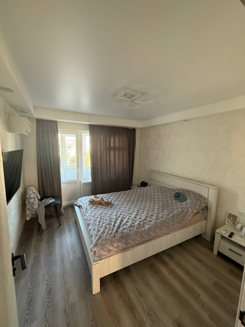 !!! Продам 3 комн. ул. Суходольская 8/9 , 71 кв. м. Свежий ремонт ( все делалось для себя из качественных материалов) . Окна и разводка пластик , теплые полы ( кухня, ванная , балконы) Полы кварц-винил. Медная проводка , 2 кондиционера. Остается вся мебель и техника. Большой тамбур . , прописанных и долгов не...