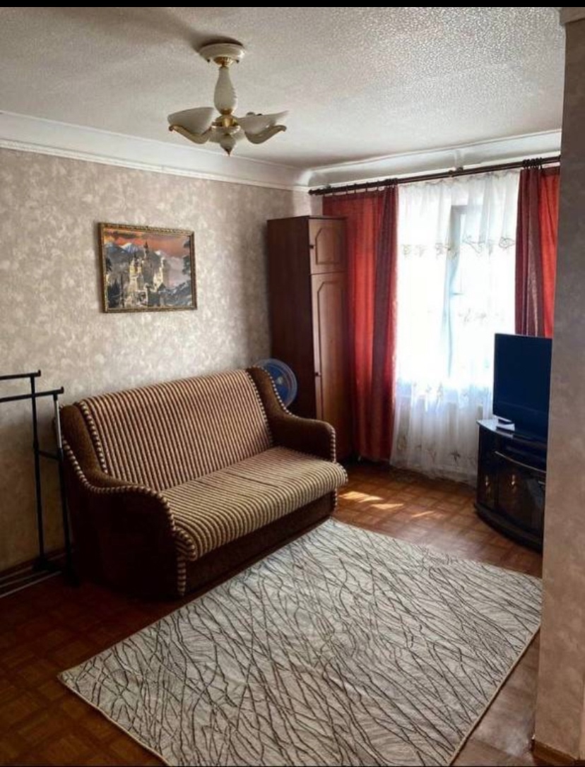 Посуточно 1-ая квартира ,в центре (Остановка почта). 1 -й этаж. -Диван двухспальный -Кровать двухспальная -Вода холодная и горячая -Микроволновая печь,холодильник,утюг,стиральная машина -Постельное ,полотенца,тапочки одноразовые -WiFi,телевидение В пешей доступности магазины,банк,рынок Обращаться по номеру те...