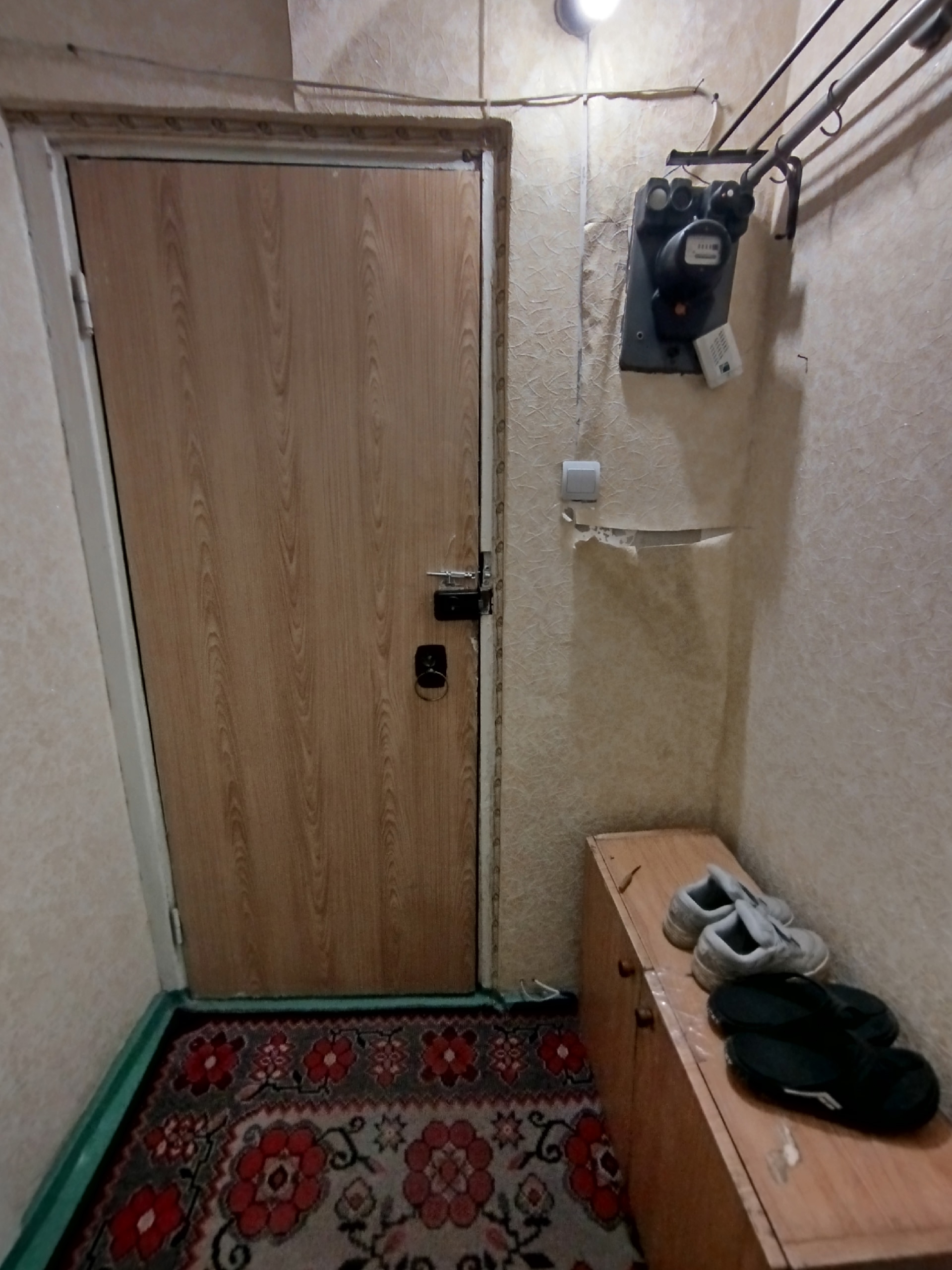 Луганск. Продам 1 кк, общей площадью - 33.6 м2,4/9, ул. Суходольская, Октябрьский район. Окна, рама на балконе - дерево, батареи - чугун, с/у раздельный. Дом газифицирован, перепланировок квартиры не было, газовую плиту не меняли. Состояние квартиры - под ремонт. В подъезде современная планировка, идет замена...